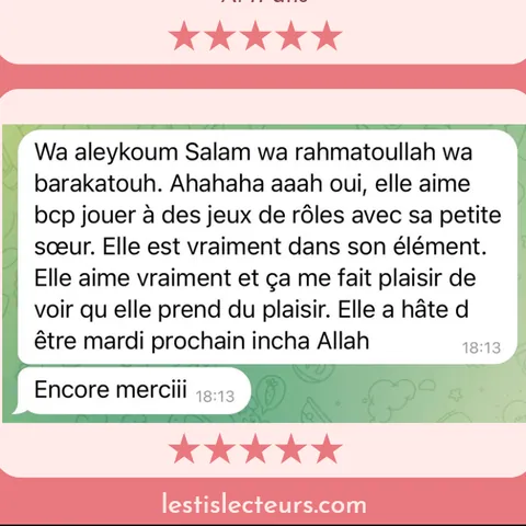 Capture de deux messages de parents, un courriel et un message WhatsApp, notés cinq étoiles.